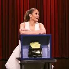 Jennifer Lopez ouvre le décolleté au Tonight Show