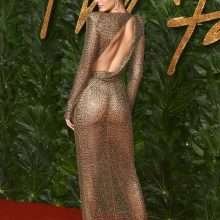 Kendall Jenner exhibe ses seins et sa petite culotte aux British Fashion Awards