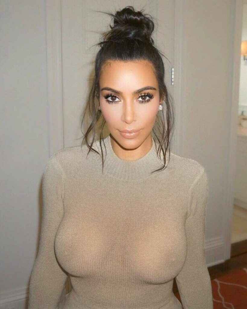 Kim Kardashian fait un selfie toute nue