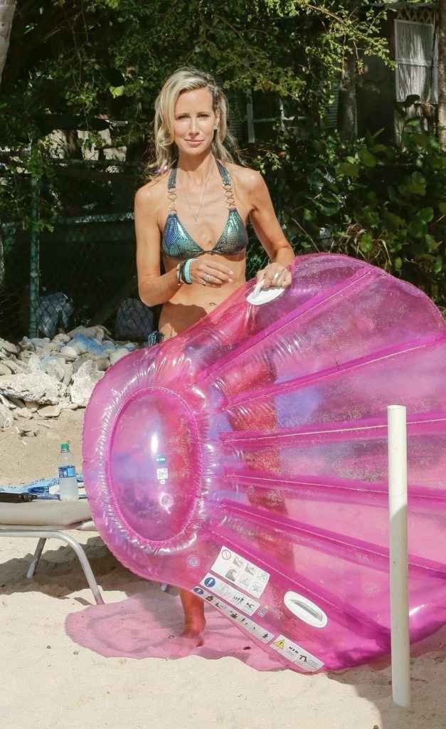 Lady Victoria Hervey en bikini à La Barbade