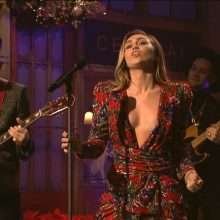 Miley Cyrus ouvre le décolleté au Saturday Night Live