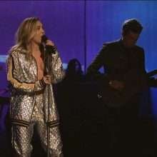 Miley Cyrus ouvre le décolleté au Saturday Night Live