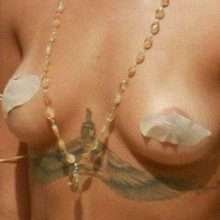 Rihanna seins nus lors d'un photoshoot pour Vogue