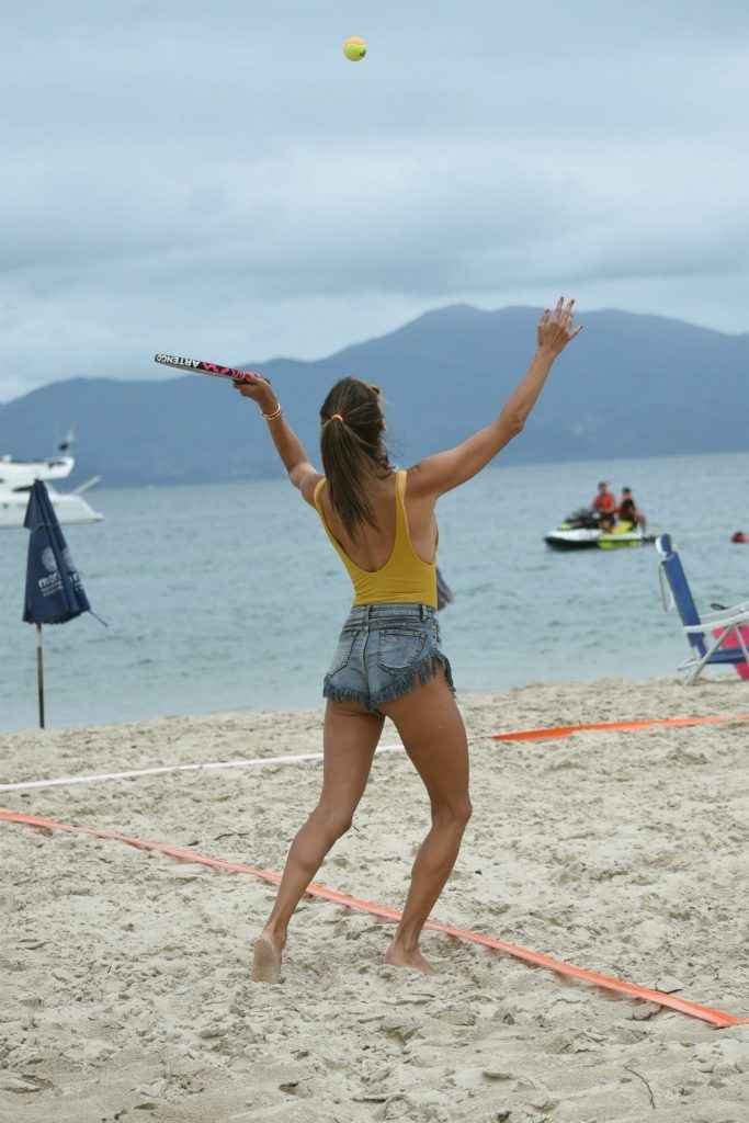 Alessandra Ambrosio en maillot de bain au Brésil