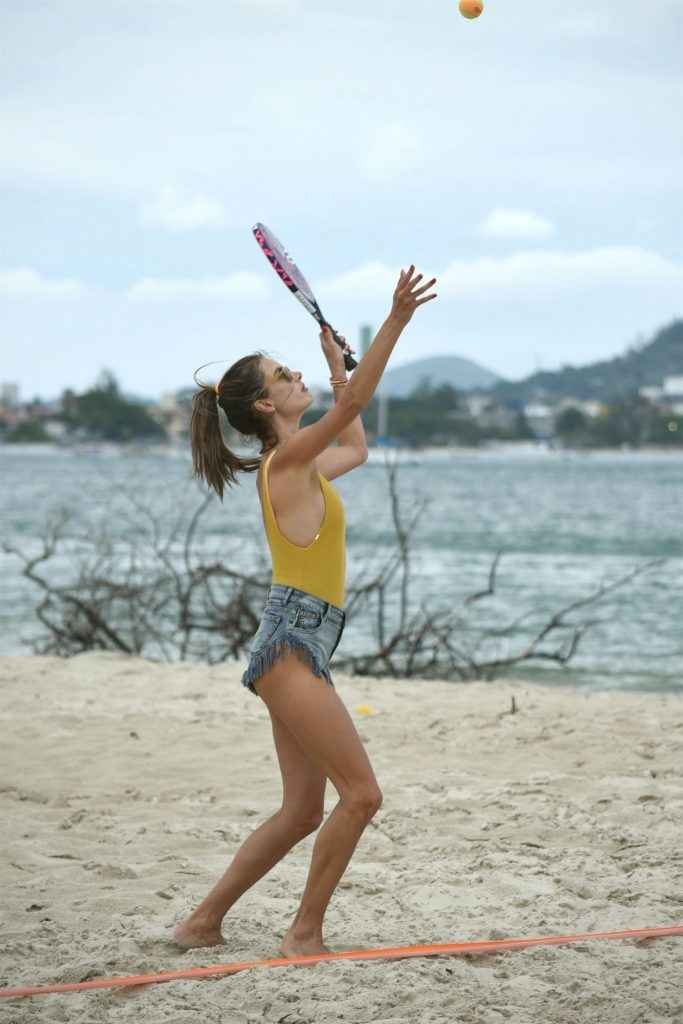 Alessandra Ambrosio en maillot de bain au Brésil