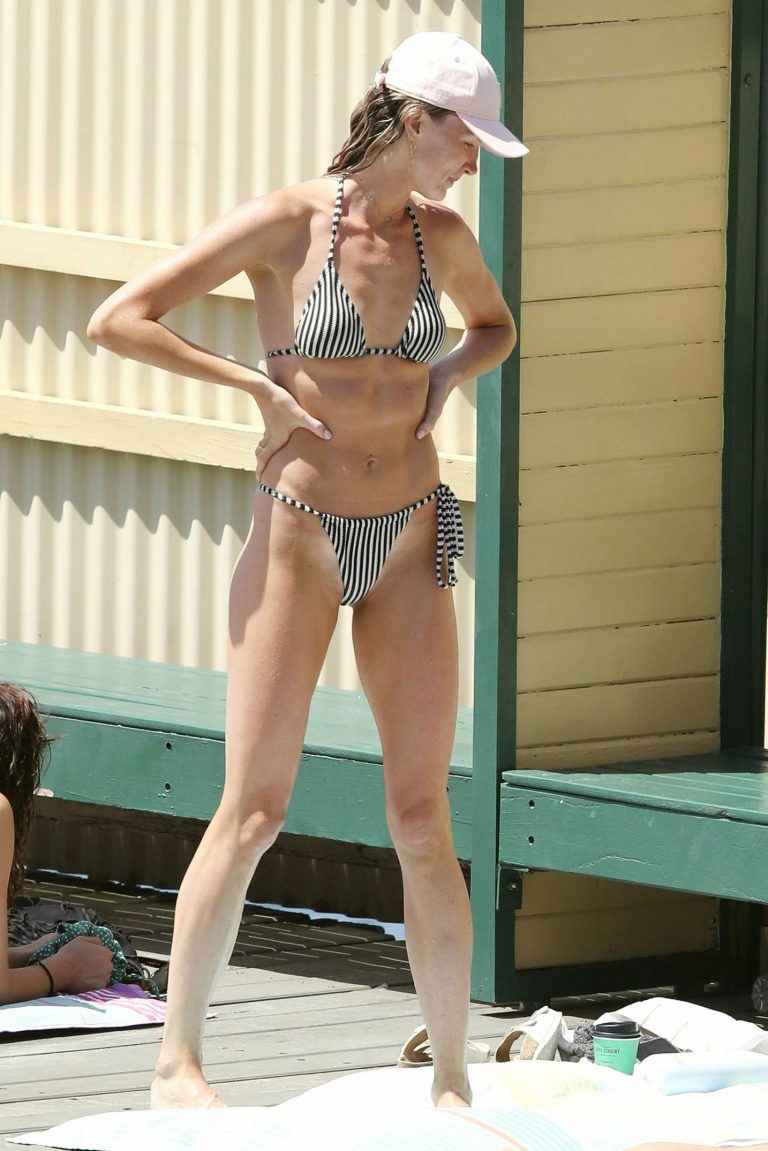 Amy Pejkovic en bikini à Sidney