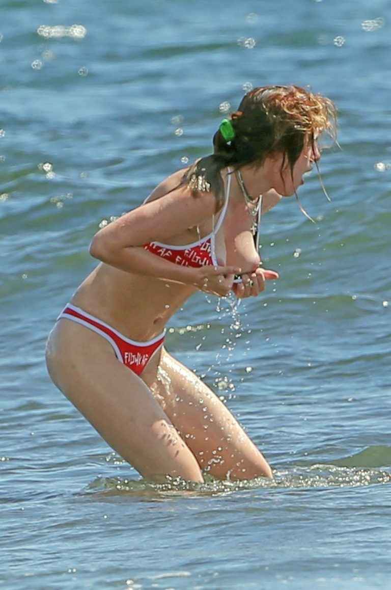 Oups, les seins de Bella Thorne sortent de son bikini