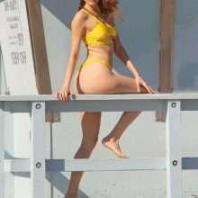 Blanca Blanco dans un bikini jaune à Malibu