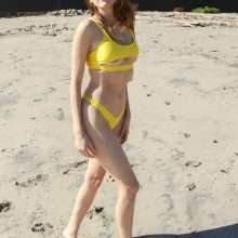 Blanca Blanco dans un bikini jaune à Malibu
