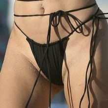 Caroline Vreeland exhibe ses gros seins dans un bikini noir
