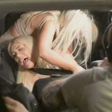 Chloe Ferry se touche dans une limousine