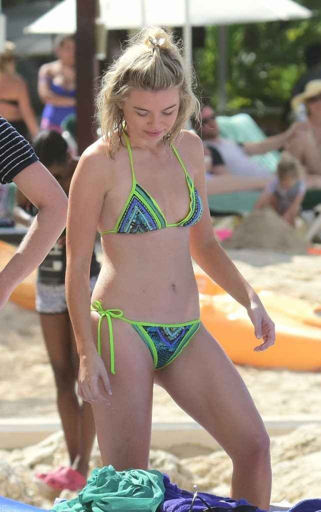 Georgia Toffolo en bikini à La Barbade