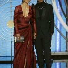 Halle Berry exhibe son décolleté aux 76eme Golden Globes