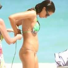 Karina Jelinek surprise seins nus à Miami