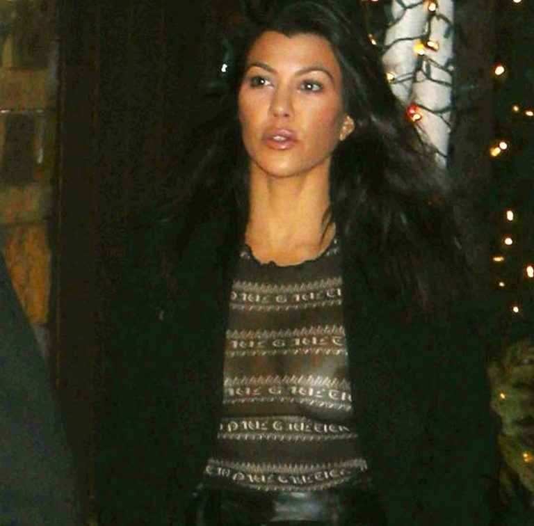 Kourtney Kardashian se balade les seins à l’air