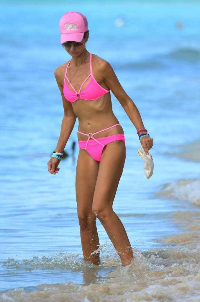 Lady Victoria Hervey dans un bikini rose à La Barbade