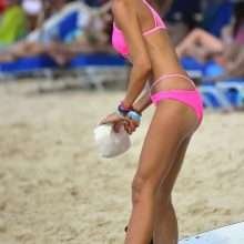 Lady Victoria Hervey dans un bikini rose à La Barbade
