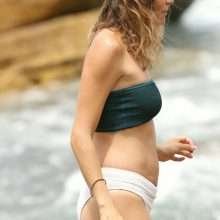 Laura Byrne en bikini avec les seins qui pointent