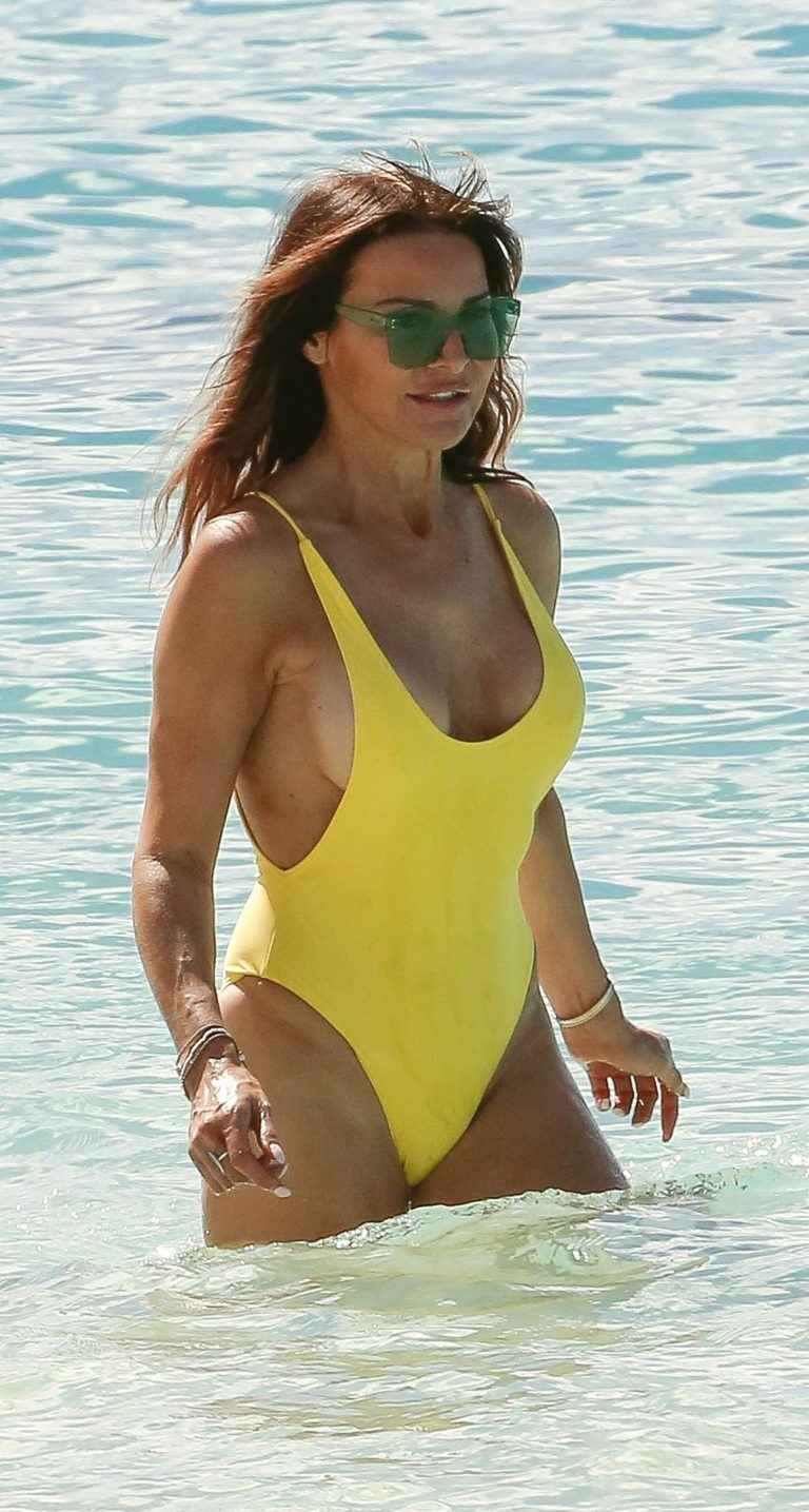 Lizzie Cundy en maillot de bain à La Barbade