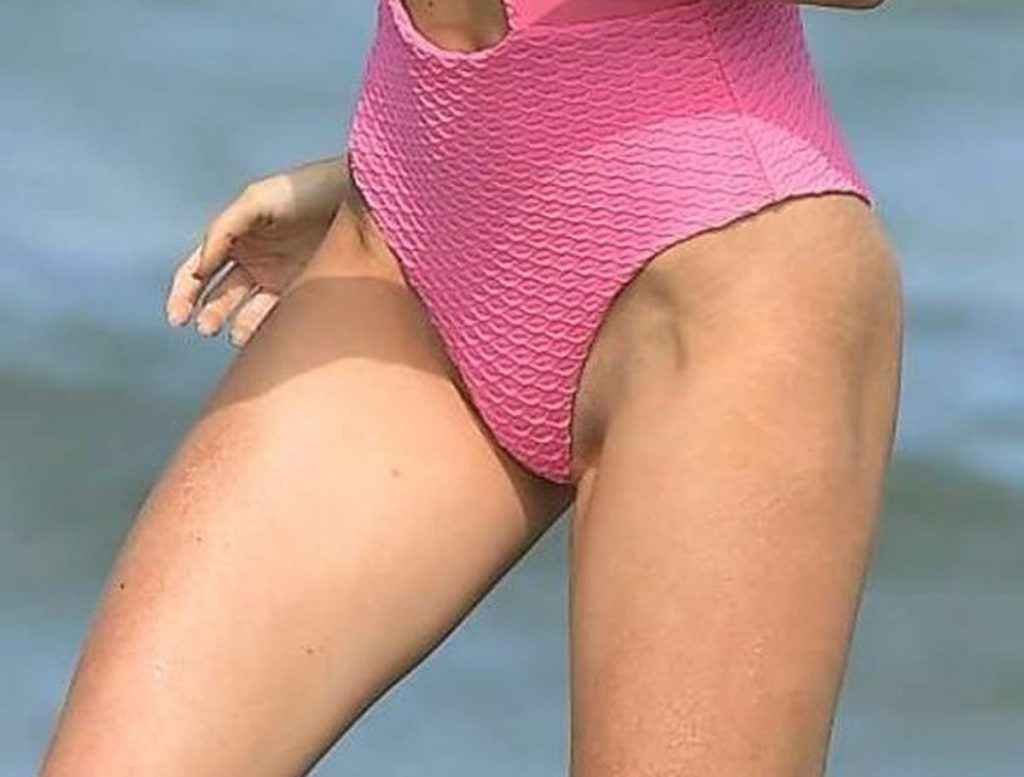 Louisa Warwick dans un maillot de bain rose