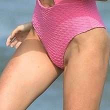 Louisa Warwick dans un maillot de bain rose