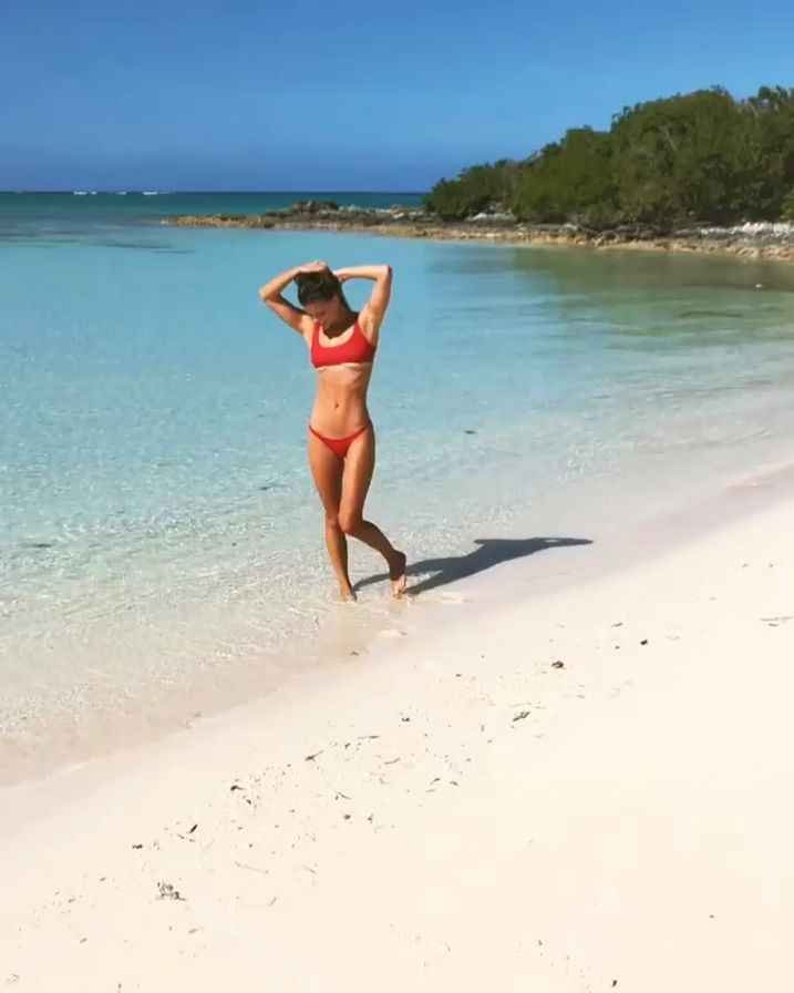 Nina Agdal seins nus et bikini