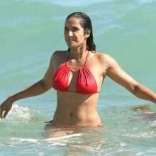 Padma Lakshmi exhibe ses gros seins dans un bikini rouge
