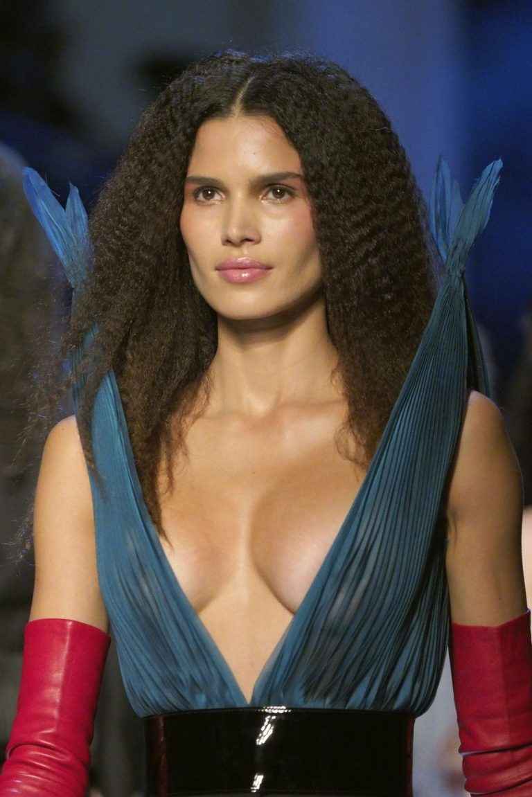 Raica Oliveira défile seins nus pour Jean-Paul Gaultier