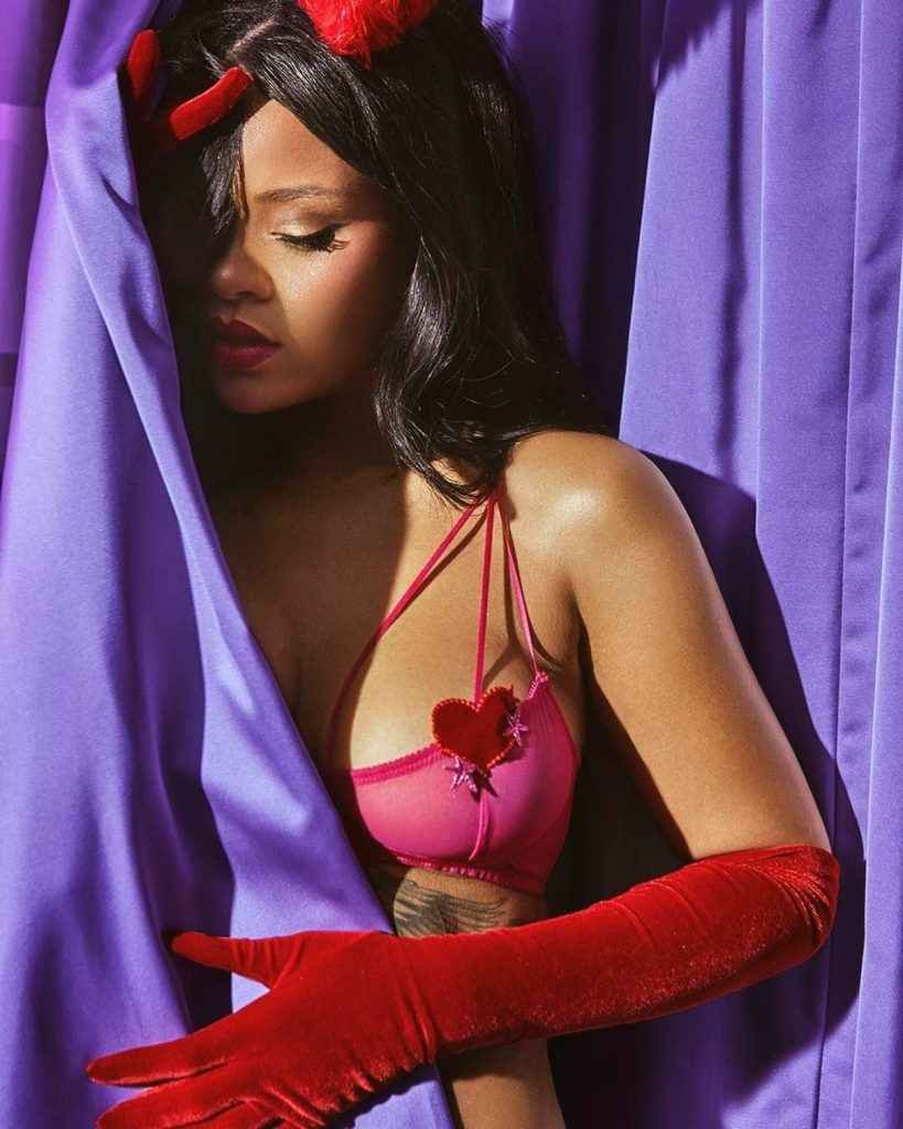 Rihanna pose en petite culotte