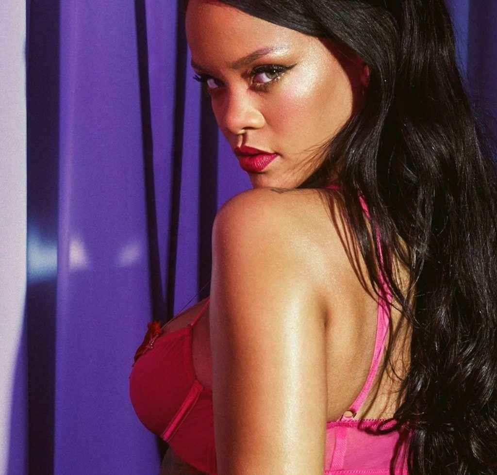 Rihanna pose en petite culotte