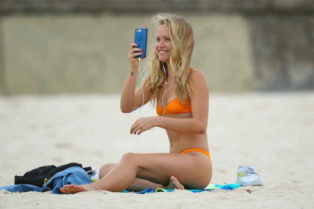 Sailor Brinkley en bikini à Bondi Beach