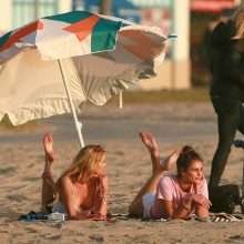 Oups, Stella Maxwell exhibe un sein nu sur une plage
