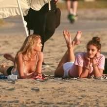 Oups, Stella Maxwell exhibe un sein nu sur une plage