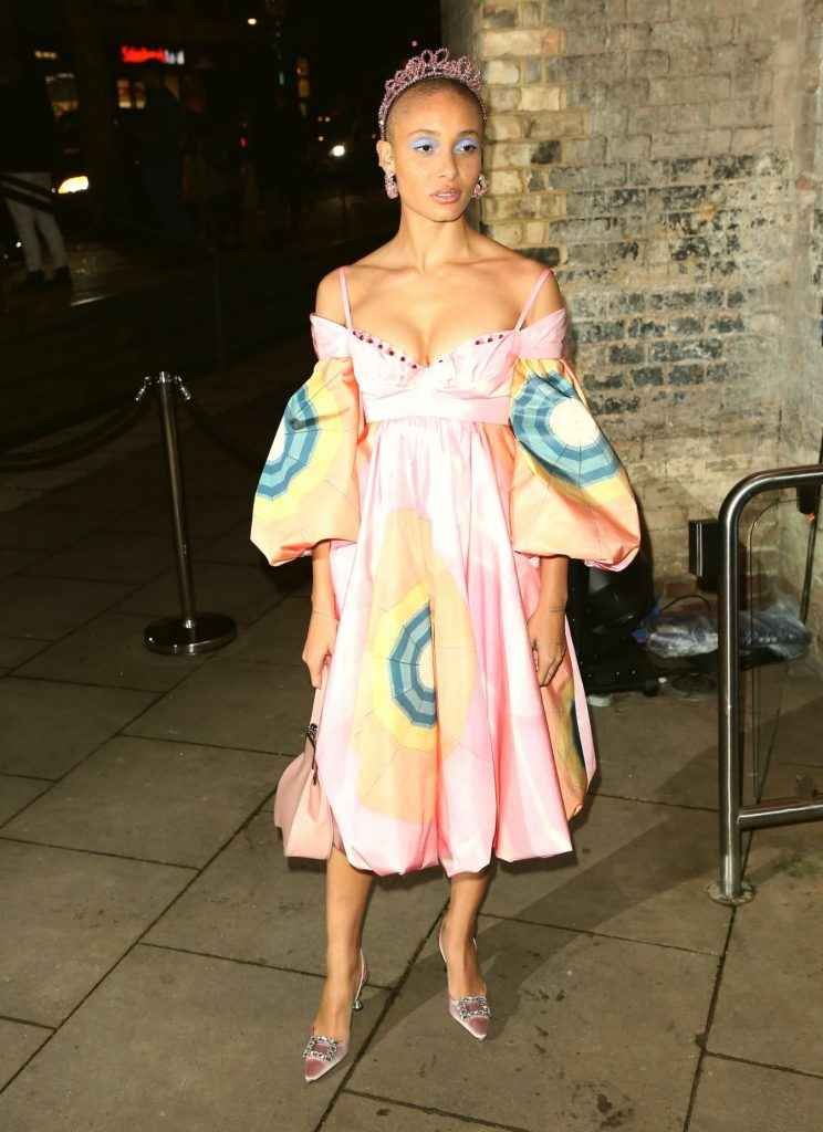 Adwoa Aboah ouvre le décolleté à la Fashion Week de Londres