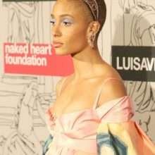 Adwoa Aboah ouvre le décolleté à la Fashion Week de Londres
