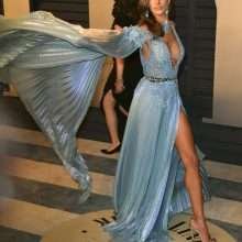 Alessandra Ambrosio exhibe un super décolleté chez Vanity Fair
