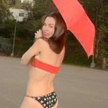 Alicia Arden pose en bikini