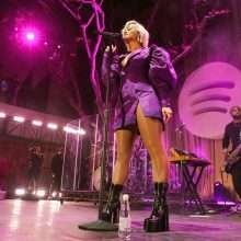 Bebe Rexha exhibe son décolleté chez Spotify