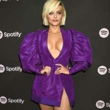 Bebe Rexha exhibe son décolleté chez Spotify