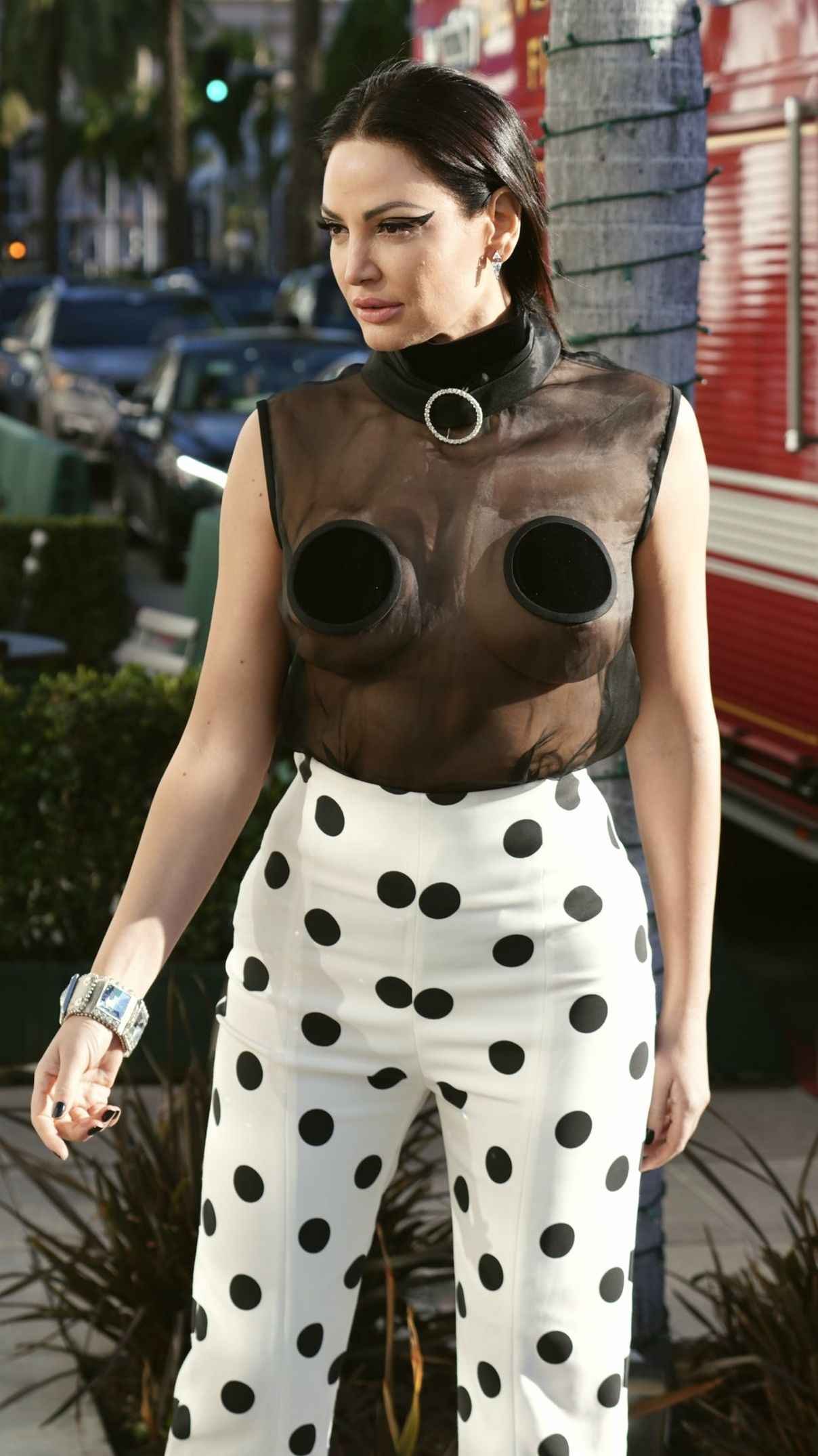 Bleona Qereti seins nus par trnsparence à Beverly Hills