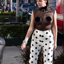 Bleona Qereti seins nus par trnsparence à Beverly Hills