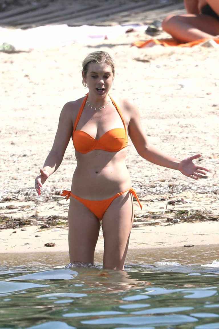 Chelsy Davy en bikini à Saint-Tropez