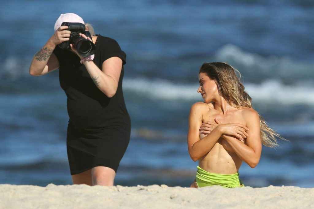 Claudia Jovanovski seins nus et bikini à Sydney