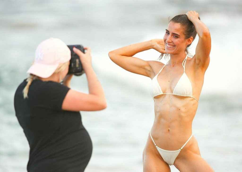 Claudia Jovanovski seins nus et bikini à Sydney