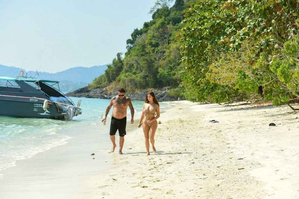 Demi Rose en bikini en Thaïlande