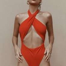 Emily Ratajkowski pose en bikini pour Inamorata