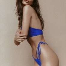 Emily Ratajkowski pose en bikini pour Inamorata