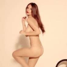 Emily Ratajkowski pose seins nus et en petite culotte