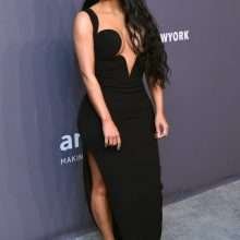 Kim Kardashian exhibe un large décolleté au gala Amfar
