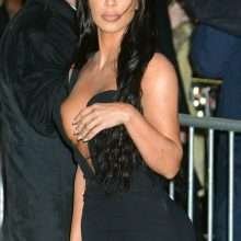 Kim Kardashian exhibe un large décolleté au gala Amfar